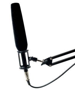Podcast için stüdyo mikrofonu ya da beyaz arka planlı bir bum kolu üzerinde yayın