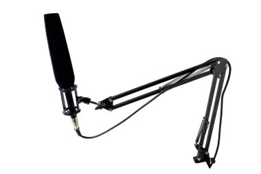 Podcast için stüdyo mikrofonu ya da beyaz arka planlı bir bum kolu üzerinde yayın