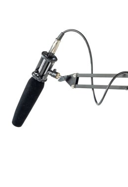 Podcast için stüdyo mikrofonu ya da beyaz arka planlı bir bum kolu üzerinde yayın