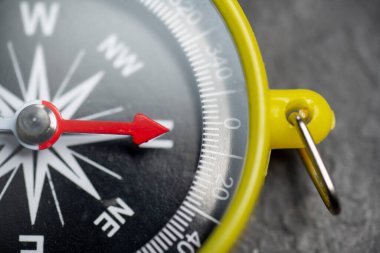 Siyah arkaplanda seyrüsefer pusulasının yakın görüntüsü. Seyahat güdüm ekipmanı