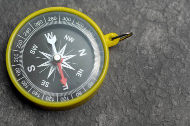 Siyah arkaplanda seyrüsefer pusulasının yakın görüntüsü. Seyahat güdüm ekipmanı