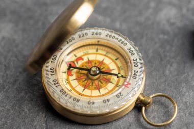 Siyah arkaplanda seyrüsefer pusulasının yakın görüntüsü. Seyahat güdüm ekipmanı