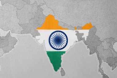 Dünya haritasında Hindistan bayrağı. Pakistan, Hindistan 'a karşı askeri savaş. Nükleer füze savaşı.