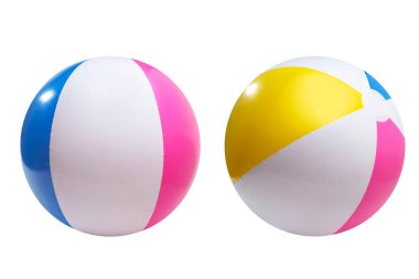 Yaz eğlencesi için renkli plaj topları ve beyaz arka planda izole bir şekilde oynamak. Yaz konsepti