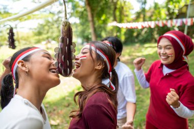 Endonezya 'nın güneydoğu Asya halkının portresi Endonezya Bağımsızlık Günü' nü 17 Ağustos 'ta açık havada patlıcanlarda para ısırma oyunuyla kutluyor. Kemerdekaan Endonezya kavramı