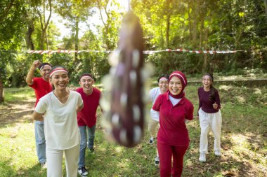 Endonezya 'nın güneydoğu Asya halkının portresi Endonezya Bağımsızlık Günü' nü 17 Ağustos 'ta açık havada patlıcanlarda para ısırma oyunuyla kutluyor. Kemerdekaan Endonezya kavramı