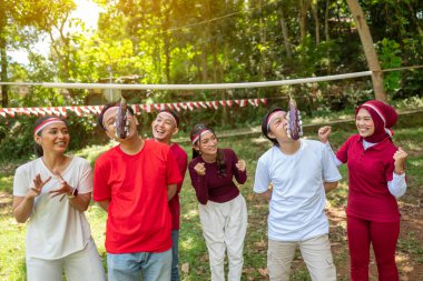 Endonezya 'nın güneydoğu Asya halkının portresi Endonezya Bağımsızlık Günü' nü 17 Ağustos 'ta açık havada patlıcanlarda para ısırma oyunuyla kutluyor. Kemerdekaan Endonezya kavramı