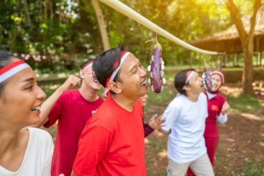 Endonezya 'nın güneydoğu Asya halkının portresi Endonezya Bağımsızlık Günü' nü 17 Ağustos 'ta açık havada patlıcanlarda para ısırma oyunuyla kutluyor. Kemerdekaan Endonezya kavramı