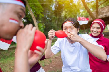 Endonezya 'nın güneydoğu Asya halkının portresi Endonezya Bağımsızlık Günü' nü 17 Ağustos 'ta açık havada balon şişirme oyunuyla kutluyor. Kemerdekaan Endonezya kavramı