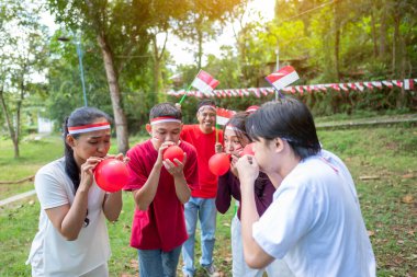 Endonezya 'nın güneydoğu Asya halkının portresi Endonezya Bağımsızlık Günü' nü 17 Ağustos 'ta açık havada balon şişirme oyunuyla kutluyor. Kemerdekaan Endonezya kavramı