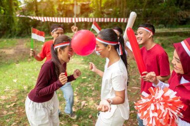 Endonezya 'nın güneydoğusundaki Asyalıların portresi Endonezya Bağımsızlık Günü' nü 17 Ağustos 'ta balonun açık havada patlamasını önleme oyunuyla kutluyor. Kemerdekaan Endonezya kavramı