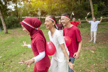 Endonezya 'nın güneydoğusundaki Asyalıların portresi Endonezya Bağımsızlık Günü' nü 17 Ağustos 'ta balonun açık havada patlamasını önleme oyunuyla kutluyor. Kemerdekaan Endonezya kavramı
