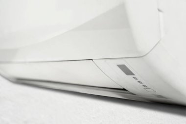 Duvarda klima ya da klima asılı. Oda içi arka plan