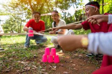 Endonezya 'nın güneydoğusundaki Asyalıların portresi Endonezya Bağımsızlık Günü' nü 17 Ağustos 'ta dışarıda bir çubukla plastik cam yığını inşa etme oyunuyla kutluyor. Kemerdekaan Endonezya kavramı