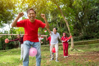 Endonezya 'nın güneydoğusundaki Asyalıların portresi Endonezya Bağımsızlık Günü' nü 17 Ağustos 'ta balonun açık havada patlamasını önleme oyunuyla kutluyor. Kemerdekaan Endonezya kavramı