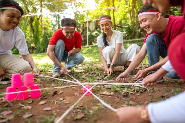 Endonezya 'nın güneydoğusundaki Asyalıların portresi Endonezya Bağımsızlık Günü' nü 17 Ağustos 'ta dışarıda bir çubukla plastik cam yığını inşa etme oyunuyla kutluyor. Kemerdekaan Endonezya kavramı