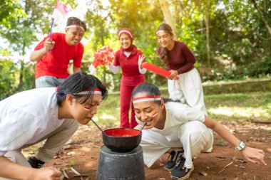 Endonezya 'nın güneydoğu Asya halkının portresi Endonezya Bağımsızlık Günü' nü 17 Ağustos 'ta dışarıda pipetle lastik bant taşıma oyunuyla kutluyor. Kemerdekaan Endonezya kavramı