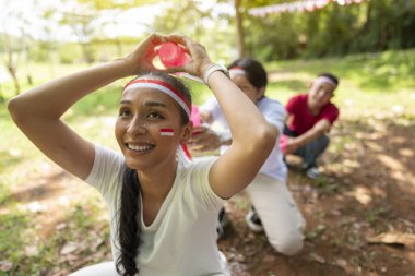 Endonezya 'nın güneydoğu Asya halkının portresi Endonezya Bağımsızlık Günü' nü 17 Ağustos 'ta dışarıda plastik bardaklarla un taşıyarak kutluyor. Kemerdekaan Endonezya kavramı