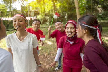 Endonezya 'nın güneydoğu Asya halkının portresi Endonezya Bağımsızlık Günü' nü 17 Ağustos 'ta dışarıda pipetle lastik bant taşıma oyunuyla kutluyor. Kemerdekaan Endonezya kavramı