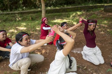 Endonezya 'nın güneydoğu Asya halkının portresi Endonezya Bağımsızlık Günü' nü 17 Ağustos 'ta dışarıda plastik bardaklarla un taşıyarak kutluyor. Kemerdekaan Endonezya kavramı