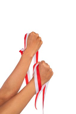 Endonezya Bağımsızlık Günü 'nü kutlamak için beyaz arka planda izole edilmiş Endonezya kurdele bayrağını tutan insan eli. Kemerdekaan kavramı