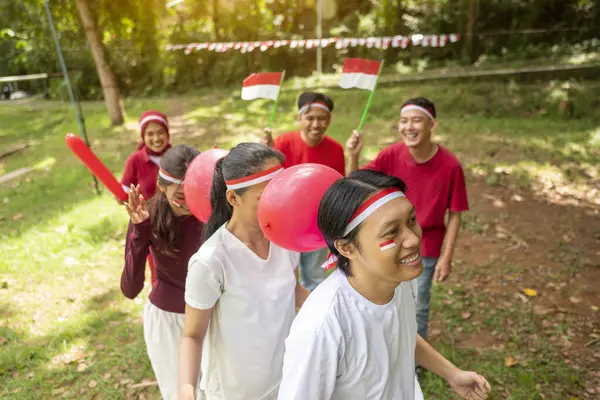 Endonezya 'nın güneydoğusundaki Asyalıların portresi Endonezya Bağımsızlık Günü' nü 17 Ağustos 'ta balonun açık havada patlamasını önleme oyunuyla kutluyor. Kemerdekaan Endonezya kavramı