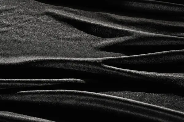 Buruşuk desenli siyah saten ipekten. Malzeme tekstil yüzeyi. Boşluğu kopyala
