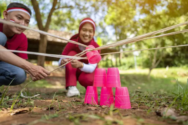 Endonezya 'nın güneydoğusundaki Asyalıların portresi Endonezya Bağımsızlık Günü' nü 17 Ağustos 'ta dışarıda bir çubukla plastik cam yığını inşa etme oyunuyla kutluyor. Kemerdekaan Endonezya kavramı