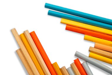 Beyaz arka planda izole edilmiş tahta kalemler. Uzayı kopyala Okula Dönüş Konsepti