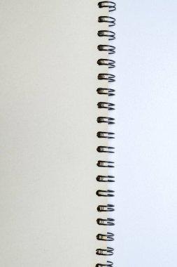 Boş bir defter beyaz bir arkaplanda izole edilmiş. Uzayı kopyala Okula Dönüş Konsepti