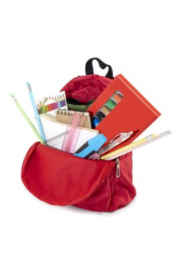 Sırt çantası, beyaz bir arka planda izole edilmiş okul malzemeleriyle açılıyor. Uzayı kopyala Okula Dönüş Konsepti