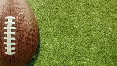 Amerikan futbol topu bir Amerikan futbol stadyumunun yeşil sahasında. Spor anlayışı