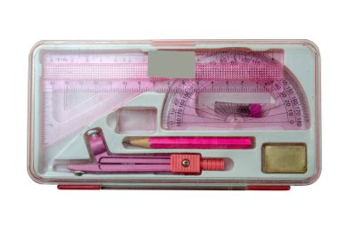 Kutudaki okul malzemeleri beyaz arka planda izole edilmiş. Kırtasiye kavramı