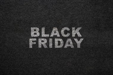 Kara Cuma 'nın siyah arkaplandaki yakın görüntüsü. Uzayı kopyala Düz yatıyordu. Kara Cuma satış konsepti