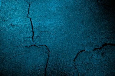 Bir sürü çatlak ve tozla dolu pis bir duvar. Sahne karanlık ve ürkütücü. Dramatik duman ya da sis etkisi. Modelleme. Uzayı kopyala Duvar kağıdı veya Cadılar Bayramı arkaplanı