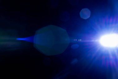 Bulanık, bulanık ve odağını kaybetmiş bir ışık içeren soyut bir arka plan, rüya gibi ve ruhani bir doku yaratıyor. Dekoratif öge arkaplan olarak kullanmak için uygun