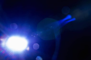 Bulanık, bulanık ve odağını kaybetmiş bir ışık içeren soyut bir arka plan, rüya gibi ve ruhani bir doku yaratıyor. Dekoratif öge arkaplan olarak kullanmak için uygun