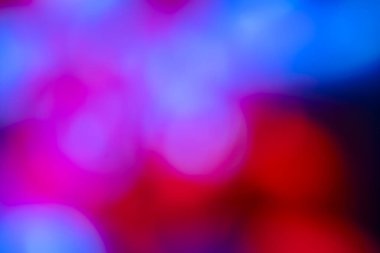 Bulanık ışık bokeh daireleri içeren renkli soyut bir arkaplan koyu veya siyah bir arkaplan. Bokeh ışıkları renkli, canlı gölgelerde neşeli ve büyülü bir atmosfer yaratıyor.
