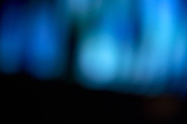 Bulanık ışık bokeh daireleri içeren renkli soyut bir arkaplan koyu veya siyah bir arkaplan. Bokeh ışıkları renkli, canlı gölgelerde neşeli ve büyülü bir atmosfer yaratıyor.