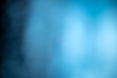 Pürüzsüz ve bulanık arkaplan mavi ve turkuazın karışımından oluşan canlı ve modern bir ortam yaratıyor. Tasarım için arkaplan