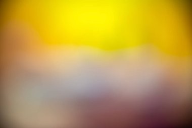 Sarı, turuncu, mor ve kahverengi renklerin karışımından oluşan pürüzsüz ve bulanık bir arkaplan, canlı ve modern bir ortam yaratıyor. Tasarım için arkaplan