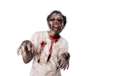 Beyaz arka planda yara ve kanla izole edilmiş korkunç bir erkek zombinin portresi. Ürkütücü bir ifade. Cadılar Bayramı ya da Korku kavramı