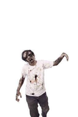 Beyaz arka planda yara ve kanla izole edilmiş korkunç bir erkek zombinin portresi. Ürkütücü bir ifade. Cadılar Bayramı ya da Korku kavramı