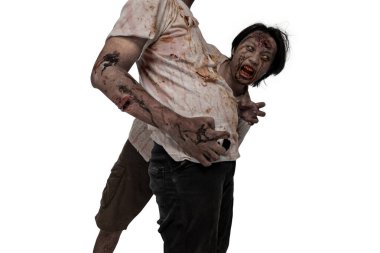 Beyaz arka planda izole edilmiş vücutlarında yara ve kan olan iki korkunç erkek zombi portresi. Ürkütücü bir ifade. Cadılar Bayramı ya da Korku kavramı