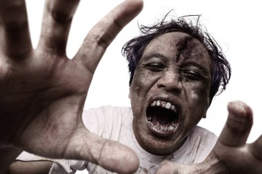 Endonezya 'nın güneydoğu Asya kökenli korkutucu erkek zombisinin portresi. Beyaz bir arka plan üzerinde yara ve kan izine rastlanmış. Ürkütücü bir ifade. Cadılar Bayramı ya da Korku kavramı