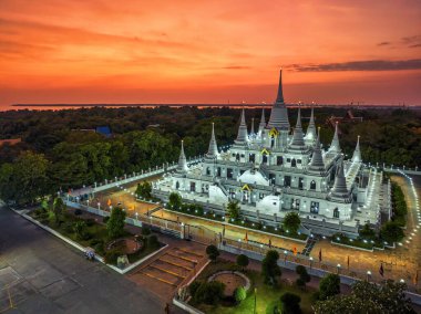 Samut Prakan, Tayland, 24 Aralık 2022: Wat Asokaram, Beyaz Budist Pagoda 'nın Güzel Alacakaranlık Bakışı