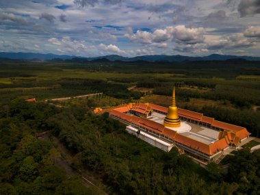 Chon Buri, Tayland, 4 Aralık 2022. Wat Boonyawad. Çok geniş bir alanı olan bir tapınak.