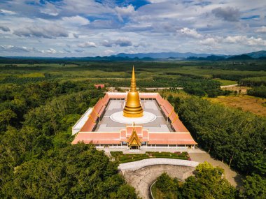 Chon Buri, Tayland, 4 Aralık 2022. Wat Boonyawad. Çok geniş bir alanı olan bir tapınak.