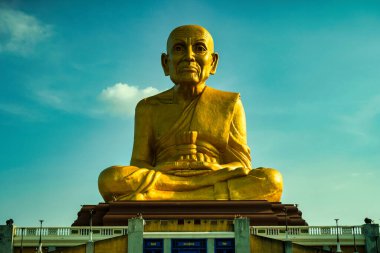 Ayutthaya, Tayland. 23 Ekim 2022 Büyük Altın Luang Pu Thuat Heykeli Phra Nakhon Si Ayutthaya 'daki Maharat Budist Parkı' nda..
