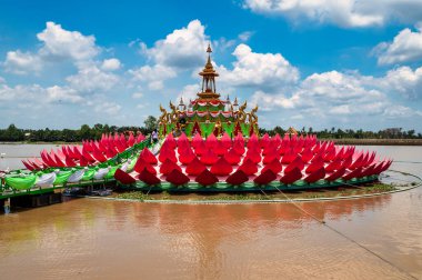 Chachoengsao, Tayland, 14 Ağustos 2022: Wat Saman Rattanaram, Dev Lotus ibadet için suda.